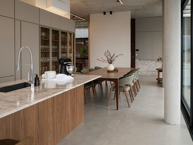 Cuisine ouverte avec sol et plafond d'aspect béton
