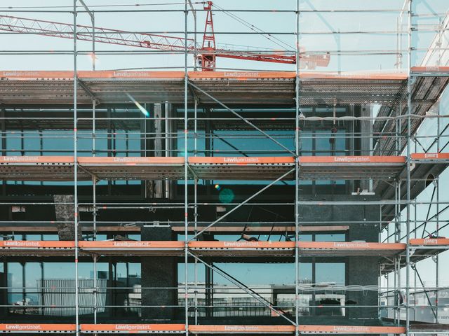 Façade d'immeuble sous échafaudage