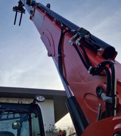 Bras du chariot télescopique déployé sur un chantier