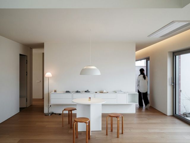 Pièce de vie lumineuse entièrement rénovée, parquet et murs blancs