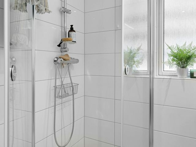Douche vitrée rénovée, carrelage blanc