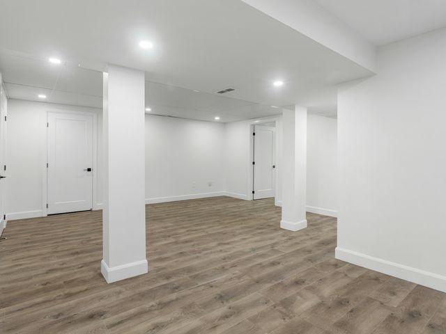 Grand espace réaménagé, murs blancs et nouveau sol